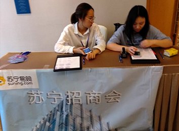 同時，它的革命性在于縮短了整個經(jīng)濟(jì)活動的中間環(huán)節(jié)，降低了交易成本，節(jié)約了社會資源。在大數(shù)據(jù)營銷機(jī)制上，招商外包公司克服了橫在生產(chǎn)者和消費者之間的時間、空間障礙，弱化了存在于二者之間的各種中間環(huán)節(jié)和渠道