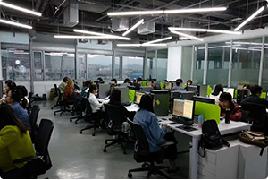 也不需要龐大的零售商業(yè)職工隊伍，因而降低了商品的銷售成本價格，也就降低了顧客購買的貨幣成本，另一方面，數(shù)據(jù)營銷通過直接媒體和直接手段及時向消費者傳遞商品信息，降低了消費者搜尋信息的時間成本與精力成本