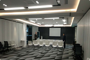 網(wǎng)絡(luò)本身就具有快速、高效、低成本的特點，在互聯(lián)網(wǎng)上信息資源共享，進(jìn)入障礙為零，作為一種新的傳播形式，網(wǎng)絡(luò)具有一對一的互動特性，這是對傳統(tǒng)傳播方式面對大量受眾特征的突破